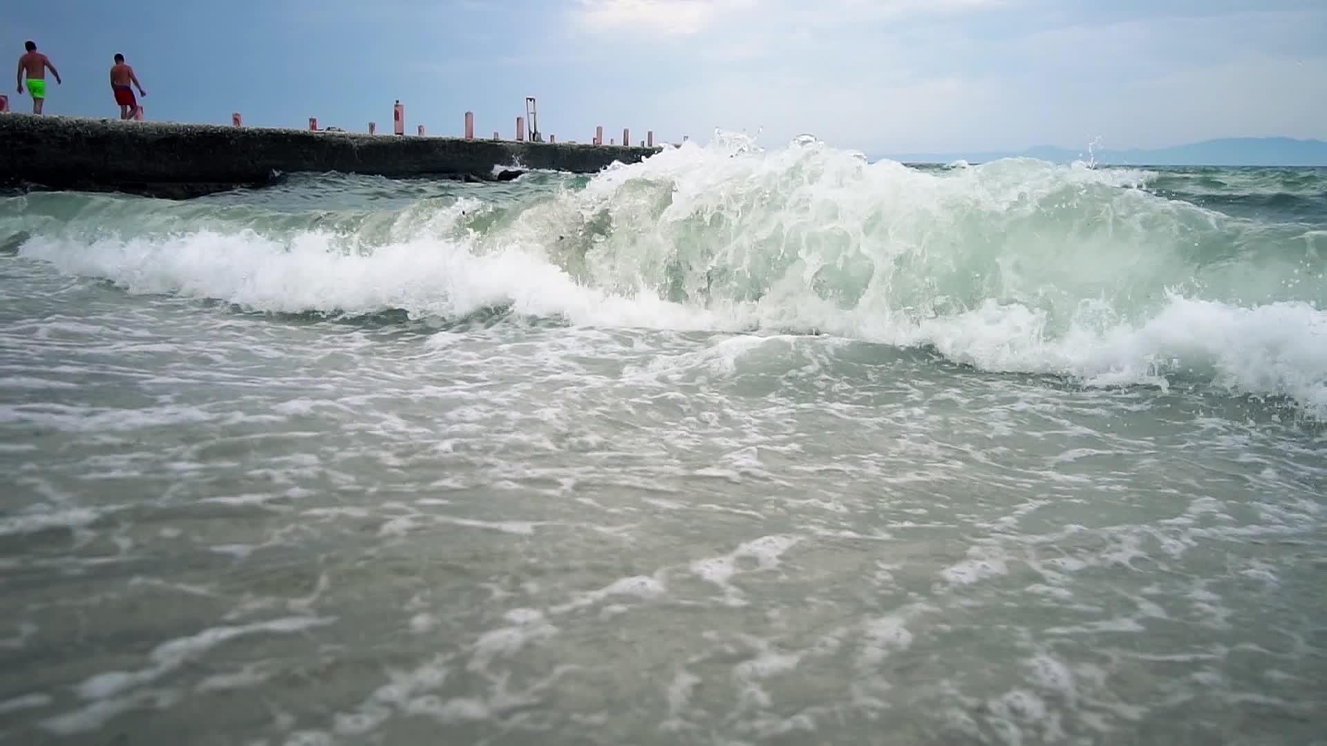 自然背景海浪背景海浪喷在背景上从码头看岸边的慢动作视频的预览图