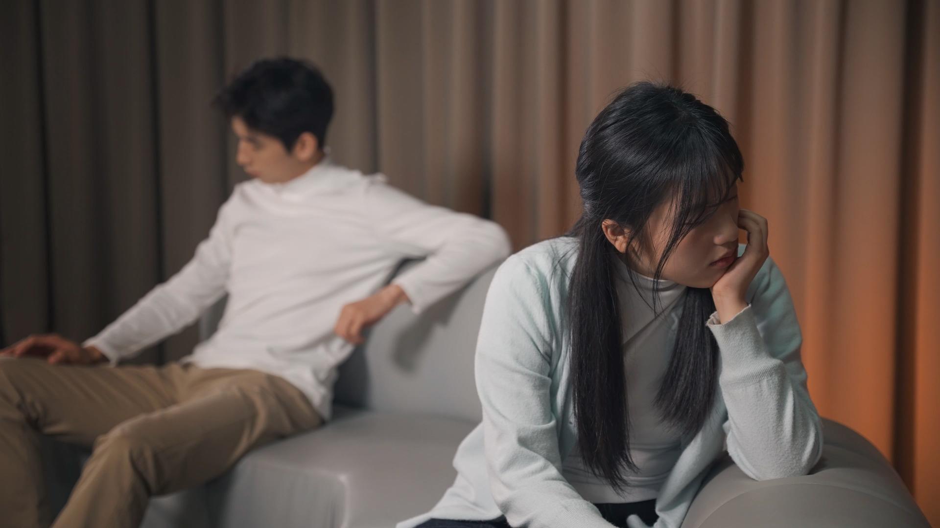 4k夫妻吵架冷战家庭矛盾视频的预览图