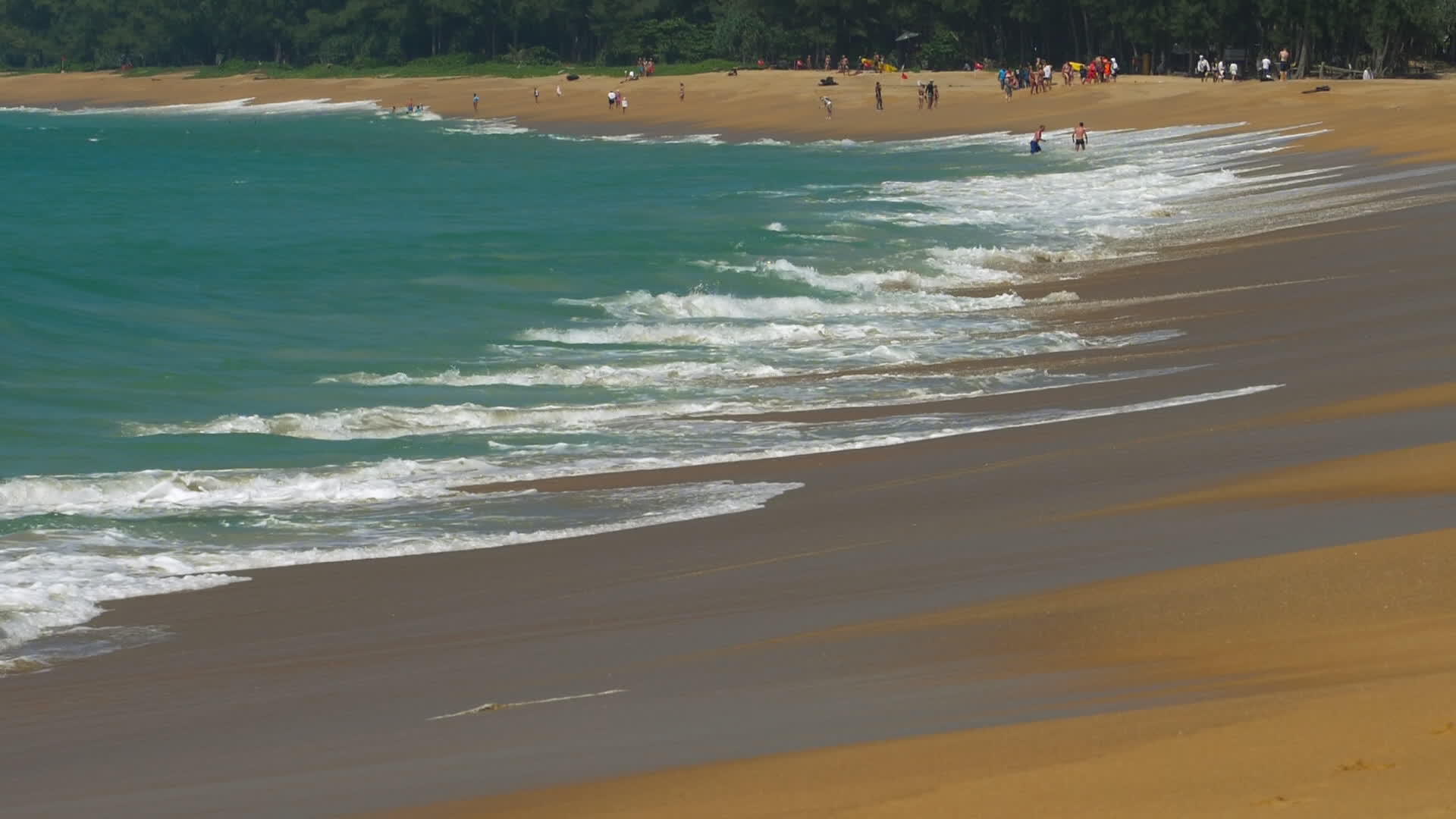 在普吉机场附近MaiKhau游客在海滩上旅游视频的预览图