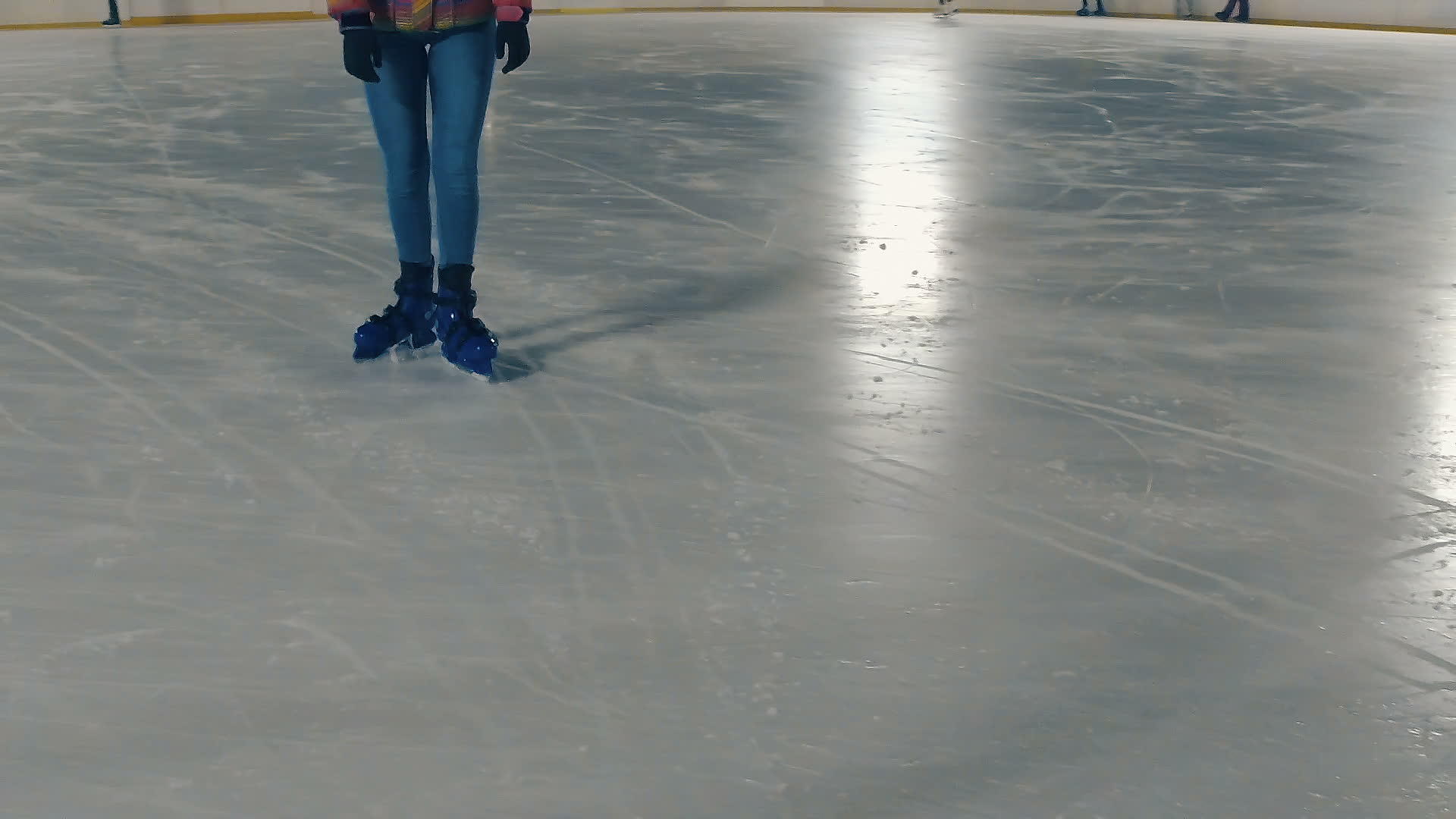 晚上在溜冰场慢慢滑冰视频的预览图