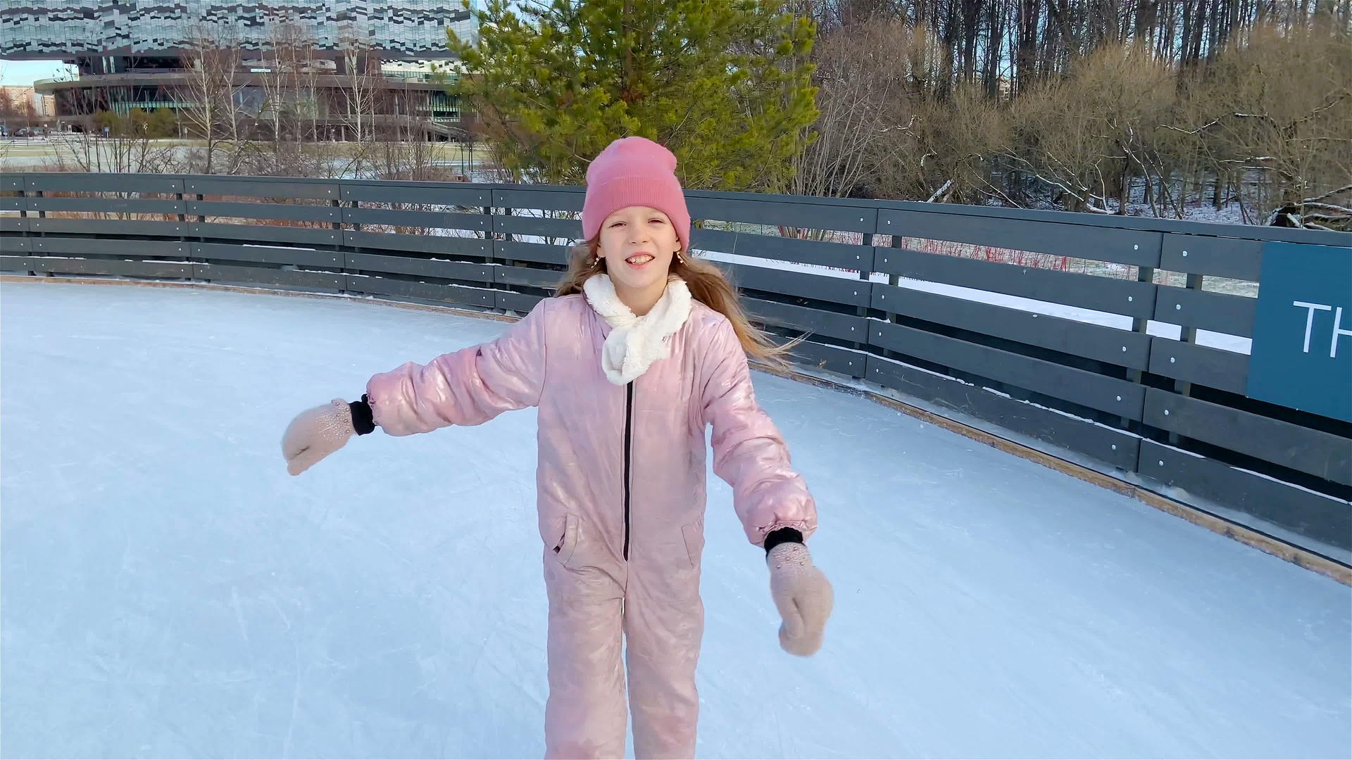 可爱的小女孩在冰上滑冰视频的预览图