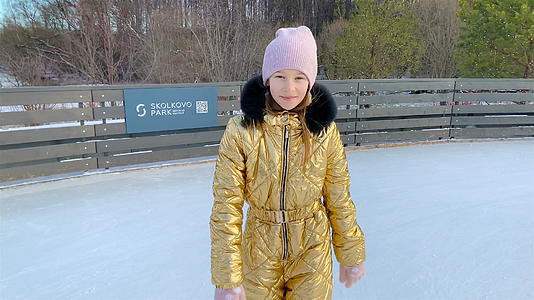 可爱的小女孩在冰上滑冰视频的预览图