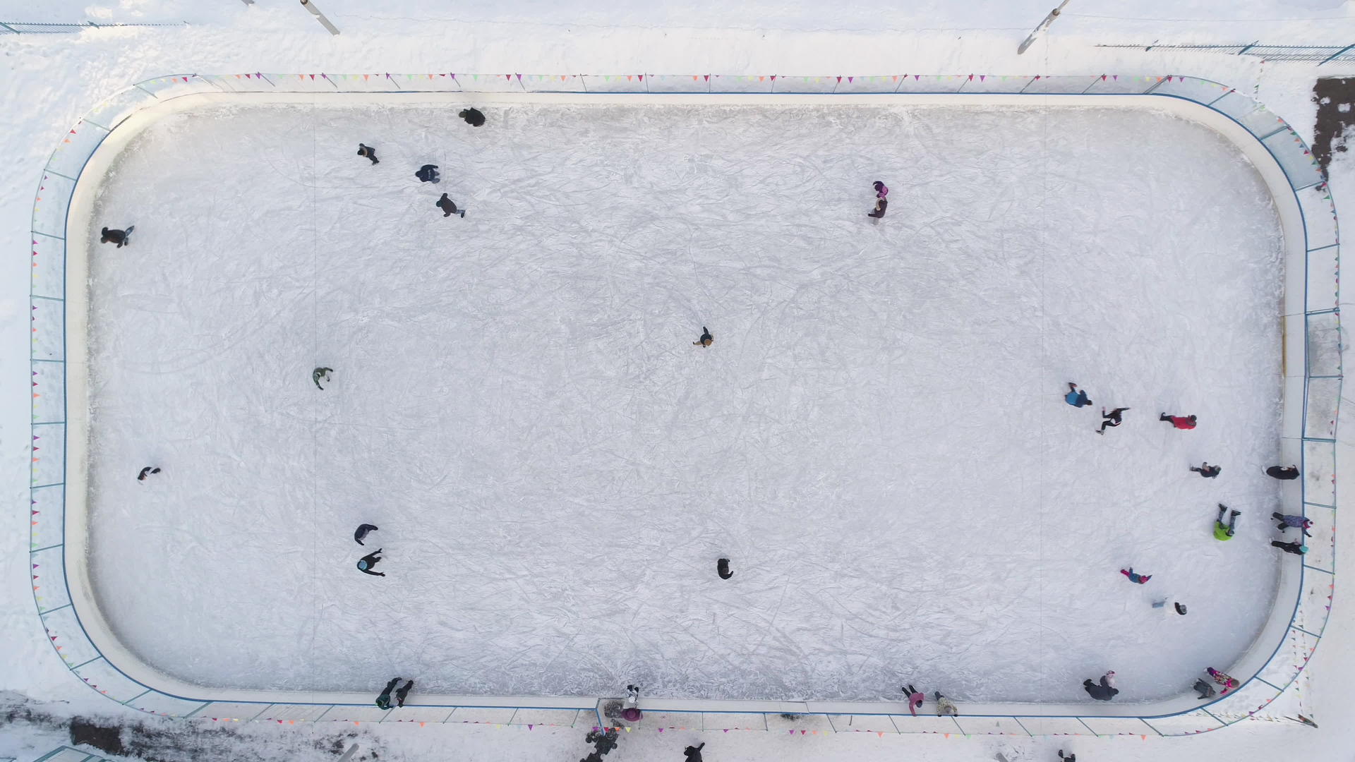 在阳光明媚的一天人们在空中垂直地滑冰从上到下观望视频的预览图