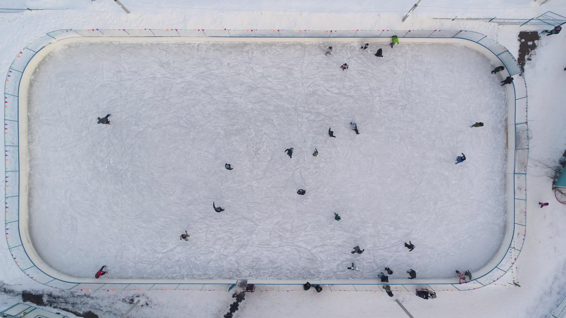 当天气晴朗时人们在溜冰场上垂直滑冰从上到下观看视频的预览图