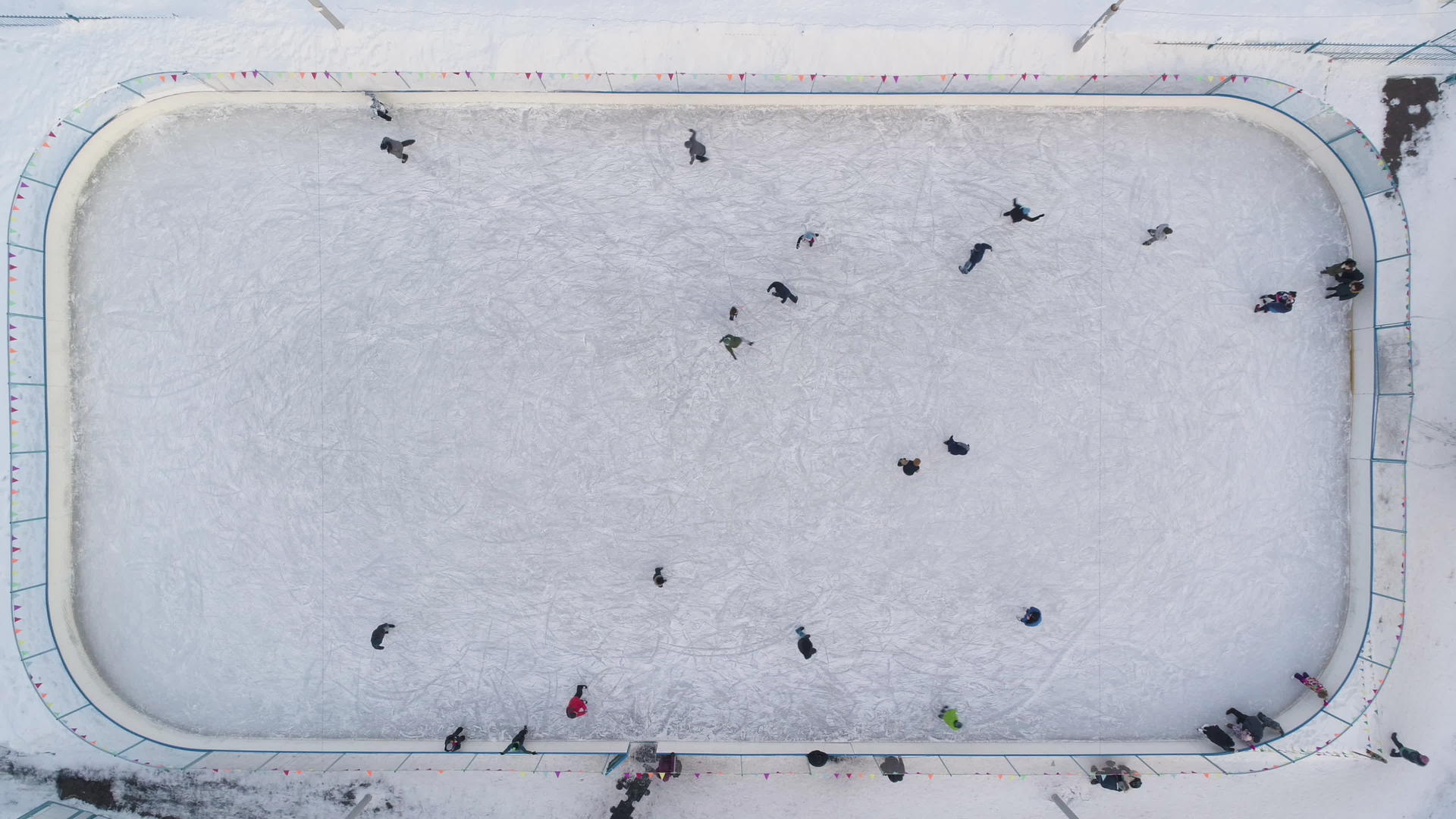 人们在阳光明媚的白天从上到下垂直地在空中滑冰视频的预览图