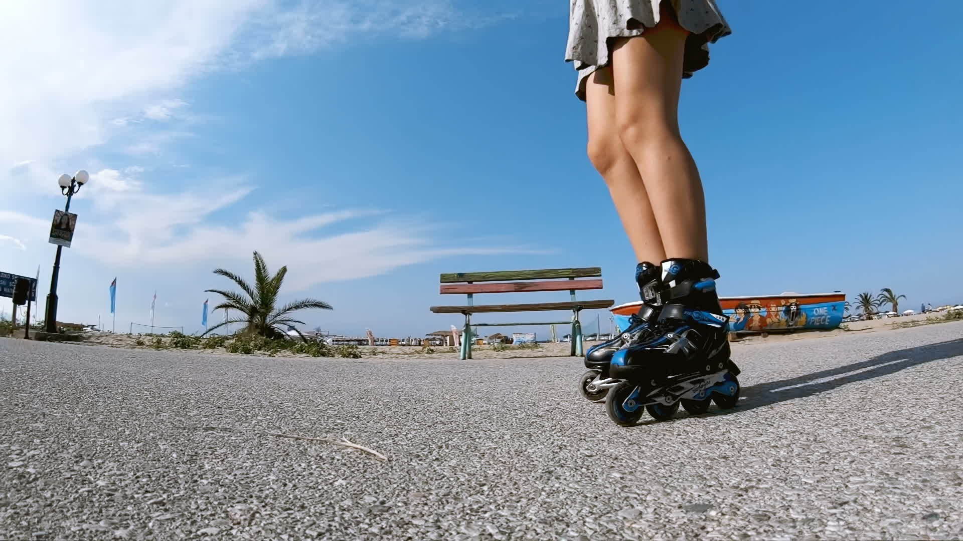 在海滩附近骑着溜冰鞋的年轻女子慢动作视频的预览图