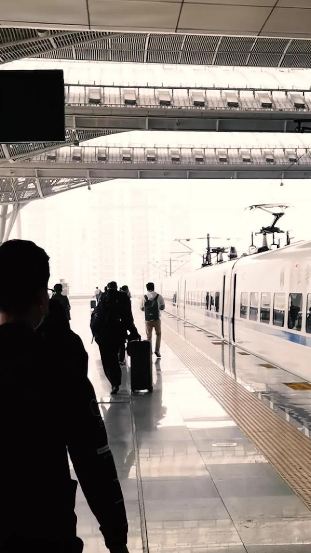 商务旅游人群站台搭乘火车视频素材视频的预览图