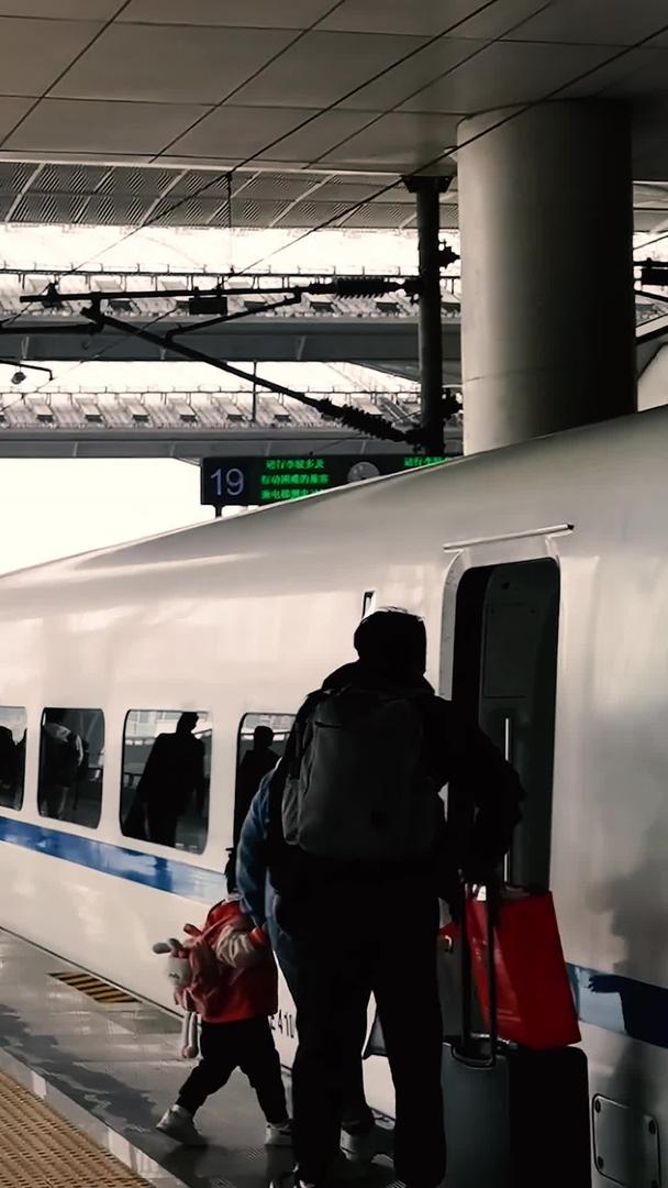 商务旅游人群站台搭乘火车视频素材视频的预览图