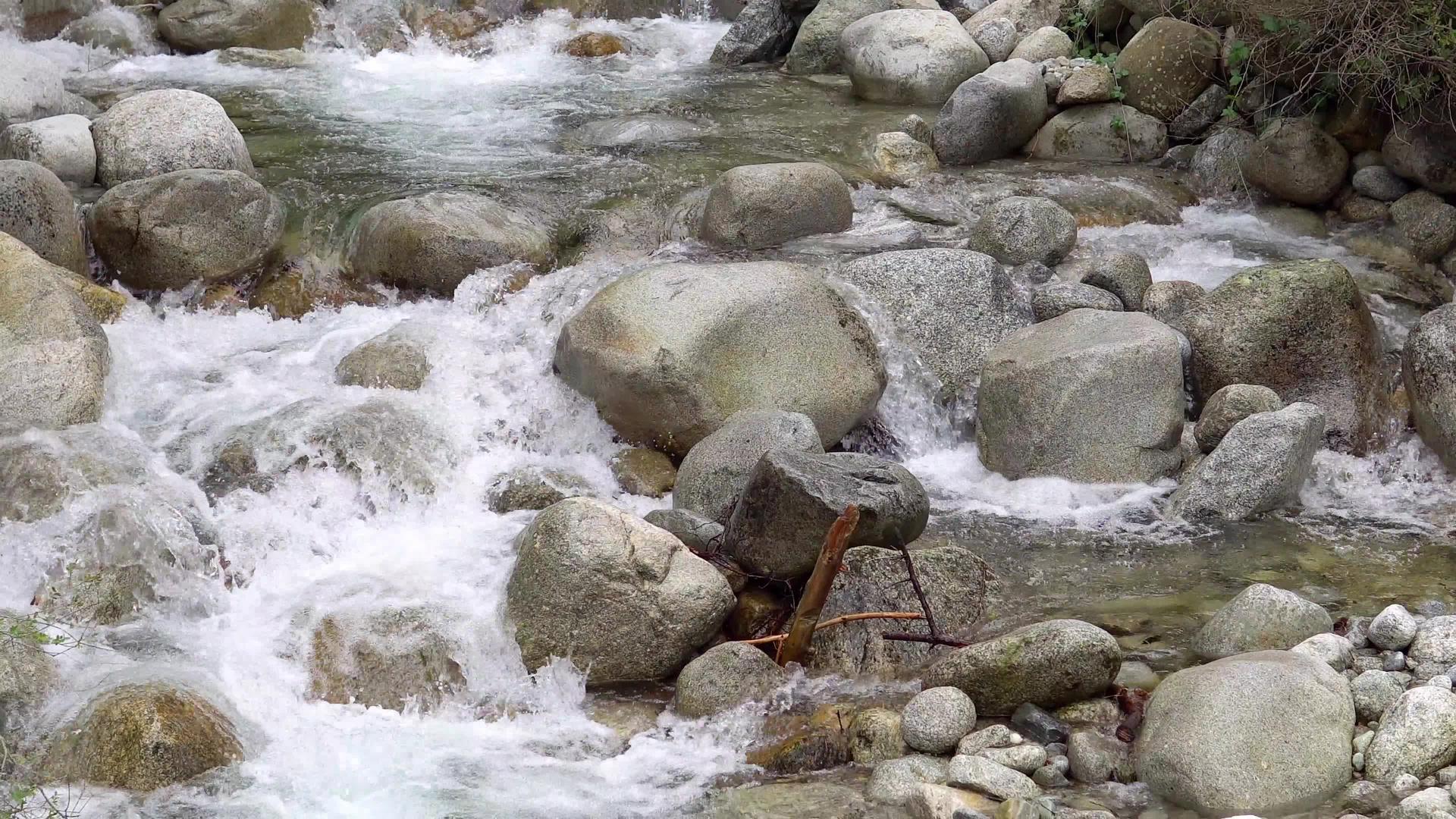 山脉和河流流过岩石的自然背景岩石视频的预览图