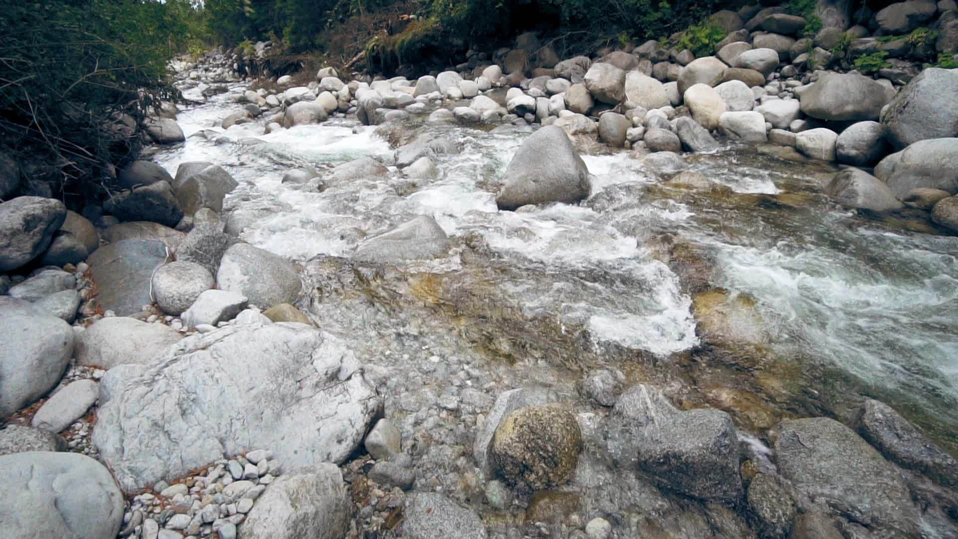 在这美丽的山景中慢慢地流过岩石视频的预览图