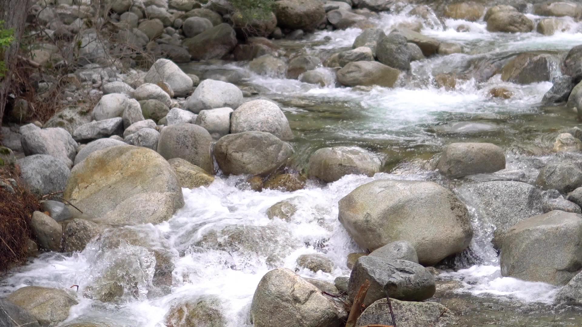在这美丽的山景中水层流过岩石视频的预览图