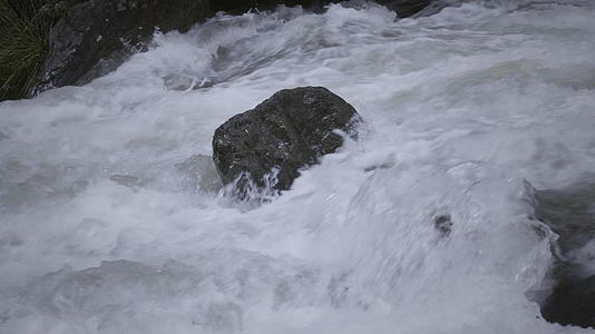 河溪中的岩石视频的预览图