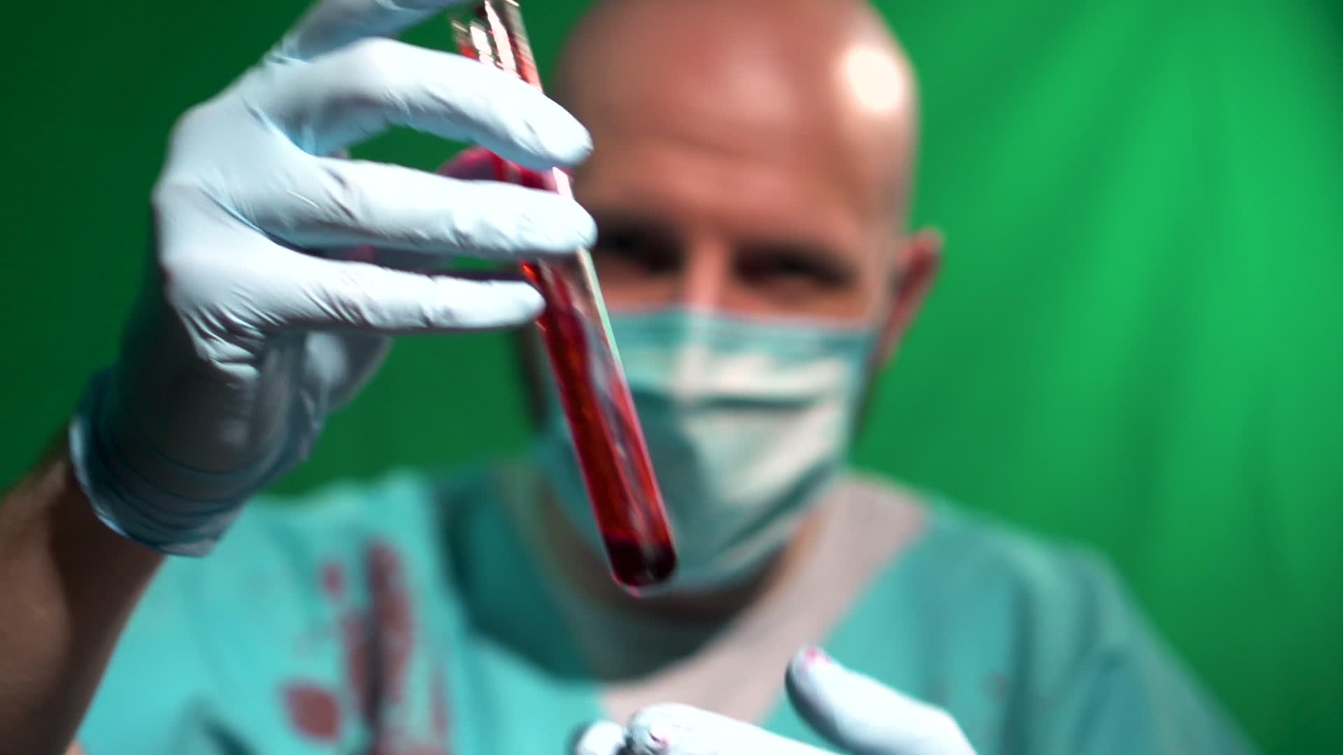 戴口罩检查非法秘密实验室血样的外科医生视频的预览图