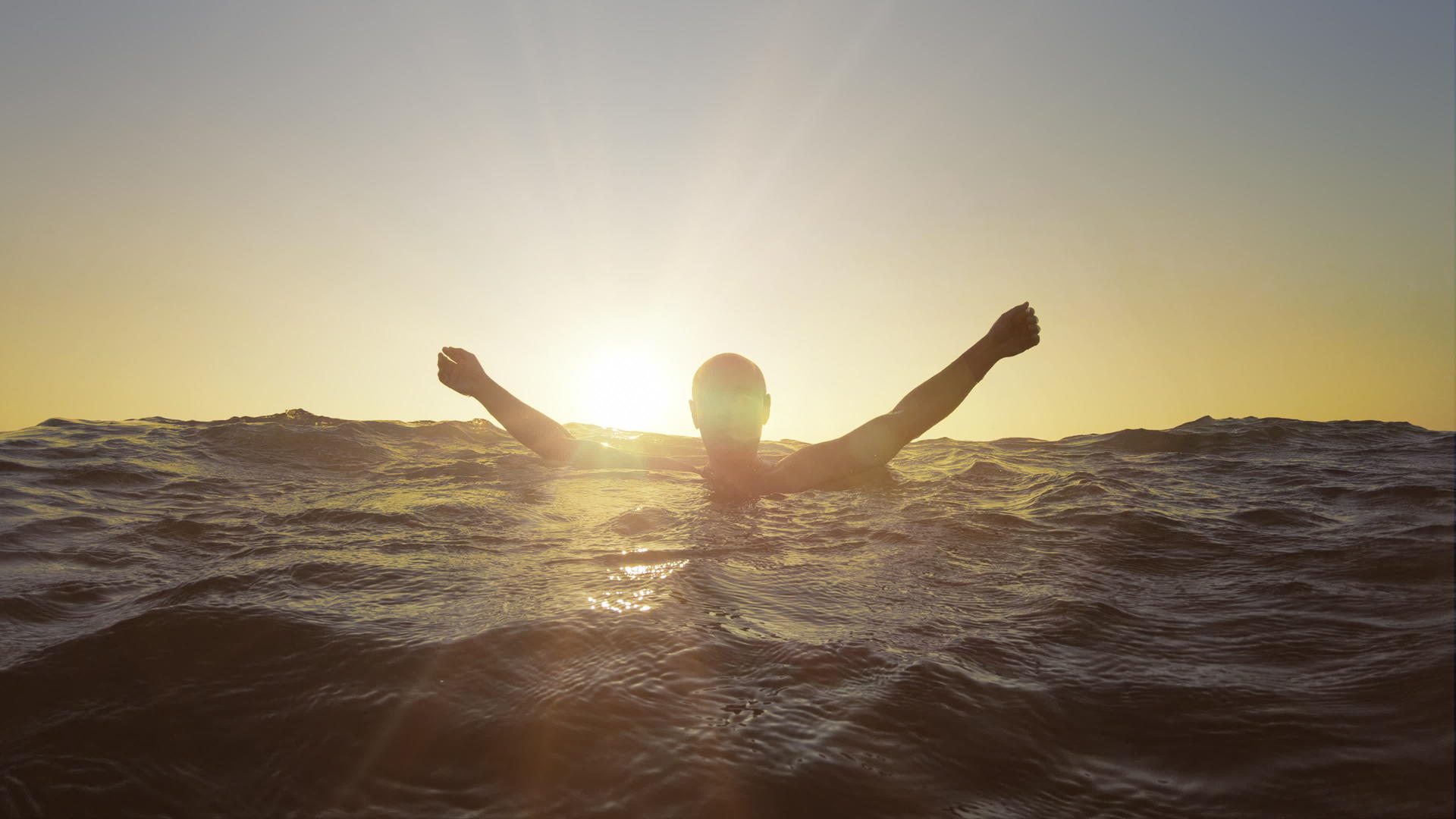 男人在日落时慢慢地溺水视频的预览图