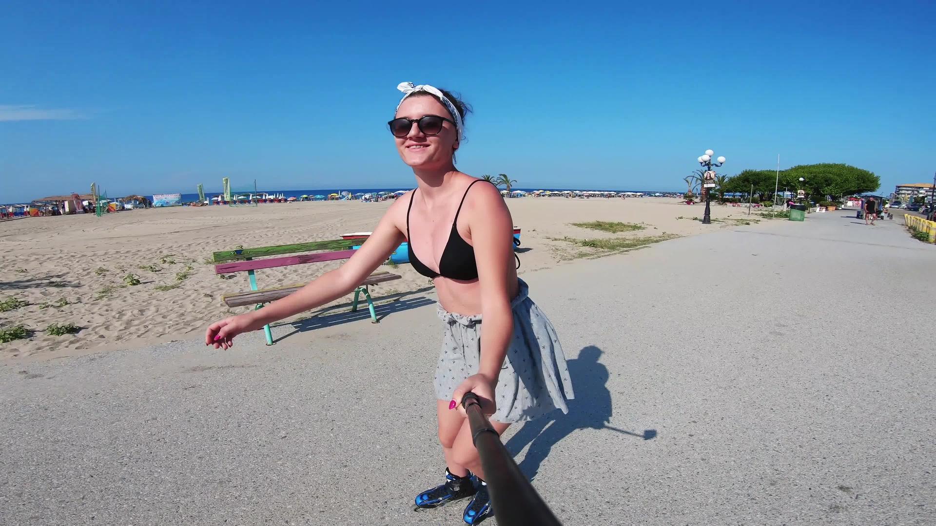 轮滑女孩在沙滩上滑冰鞋自拍户外活动时尚女孩视频的预览图
