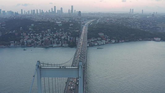 伊斯坦布尔日落时通向城市天线的大桥在汽车交通空气中视频的预览图