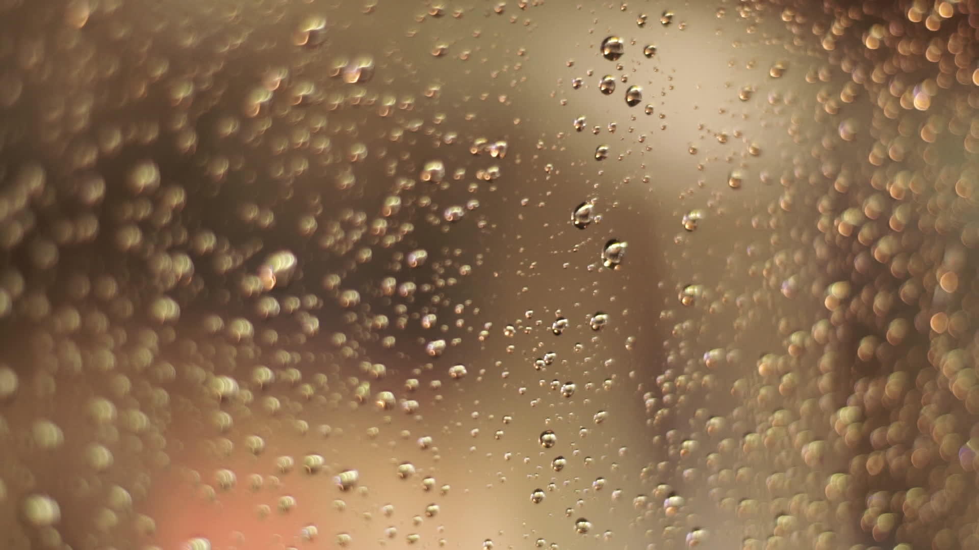 夜间手持设备在城市车窗下滑落雨滴视频的预览图