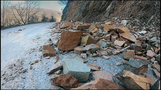 道路滑坡泥石和石块视频的预览图