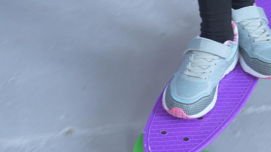 青少年在户外滑板上玩滑板视频的预览图