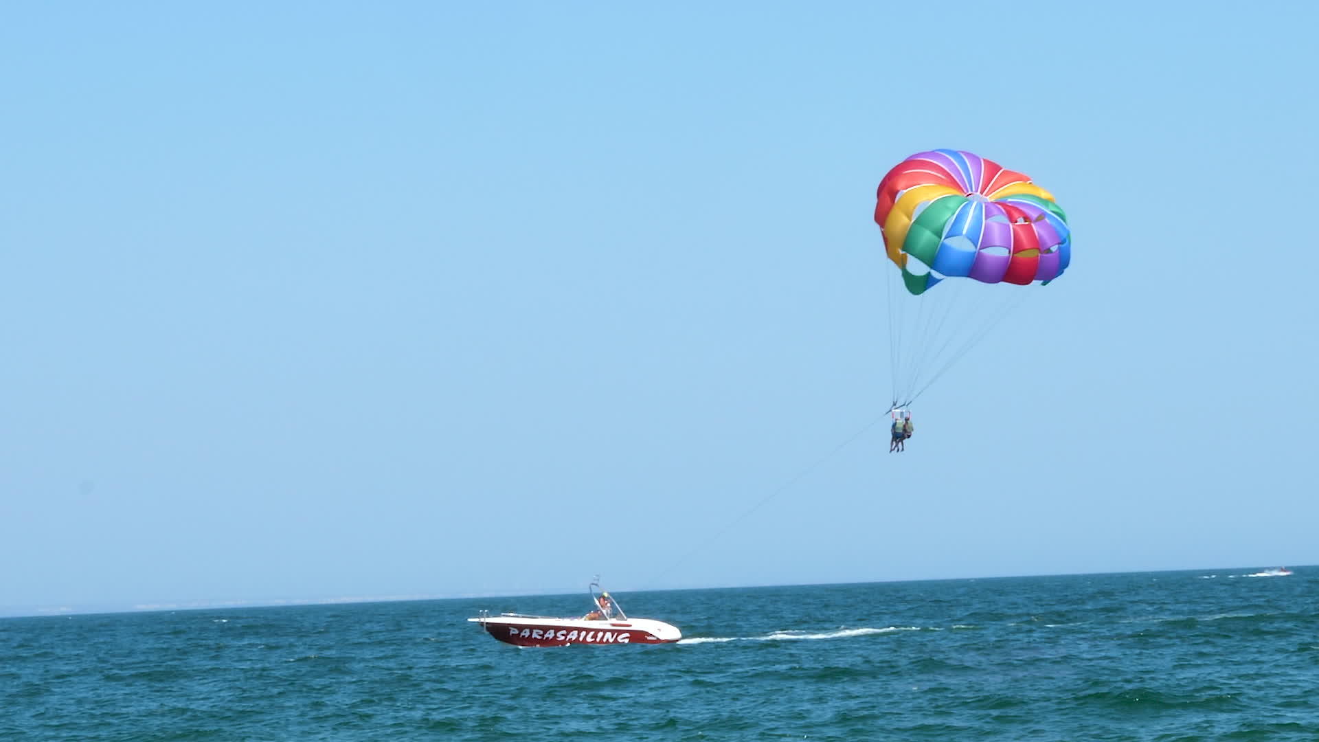 空中的两个人从船上的空气中跳下来潜入空中视频的预览图