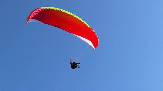滑翔伞飞越更坚固的木屋瑞士视频的预览图