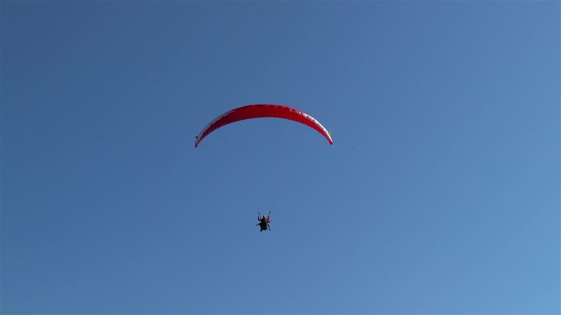滑翔伞飞越更坚固的木屋瑞士视频的预览图