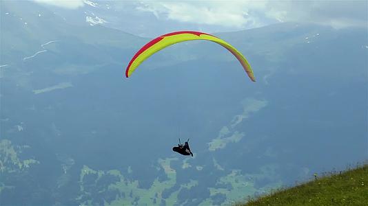 滑翔伞从最早的山区发射到瑞士视频的预览图