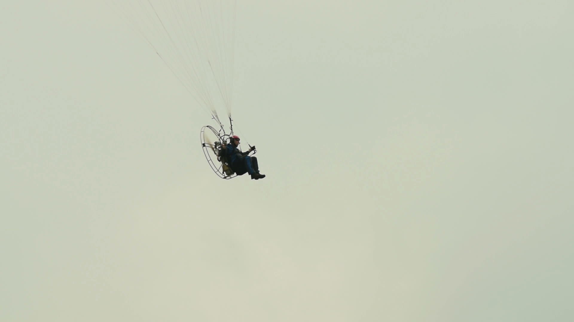 空中飞行滑翔伞视频的预览图