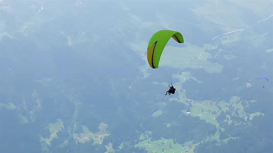滑翔伞上方的苍蝇首先在瑞士登山视频的预览图