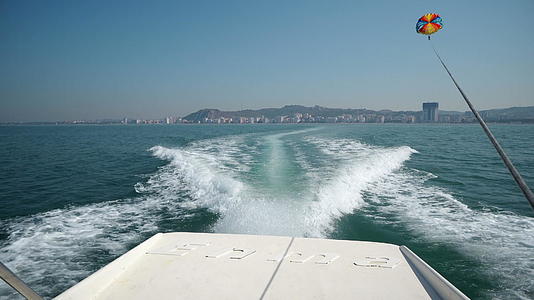 滑翔伞水上娱乐在度假胜地的海边度过暑假在船后的船后度过暑假视频的预览图