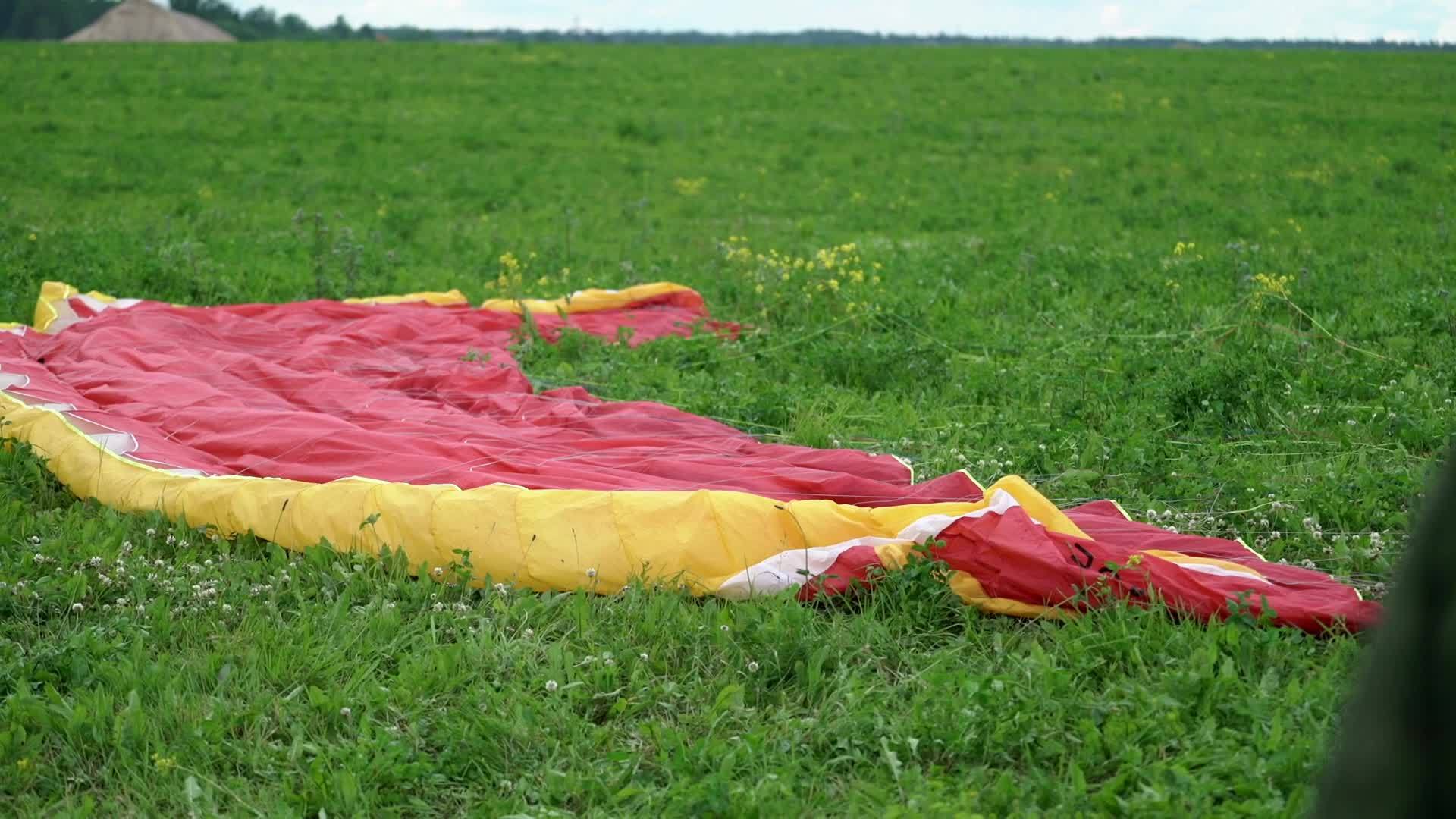 滑翔伞红翼视频的预览图