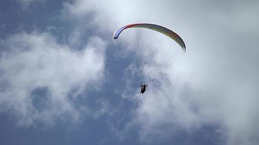 滑翔伞在天空中飞翔视频的预览图