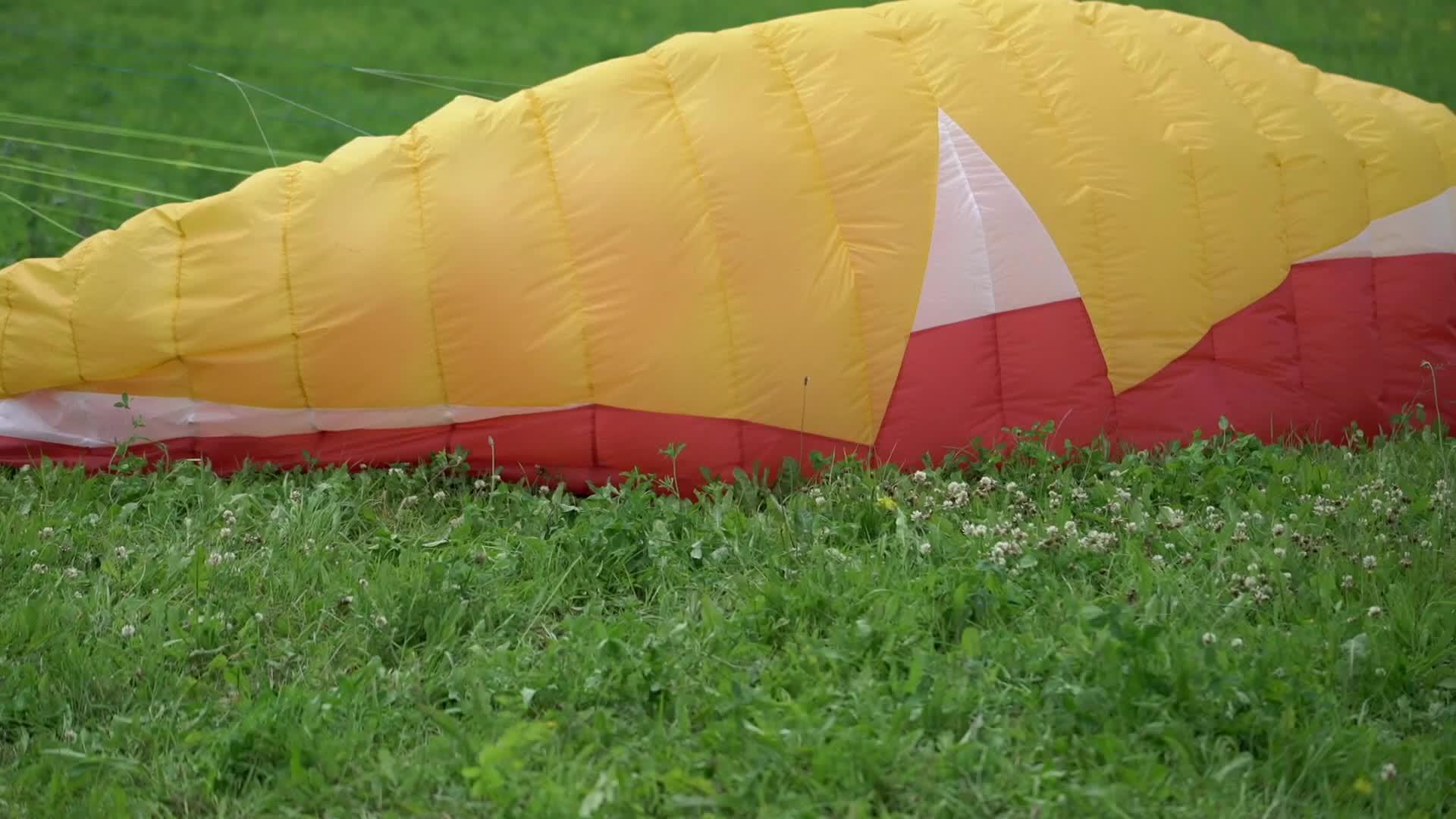 滑翔伞红翼视频的预览图