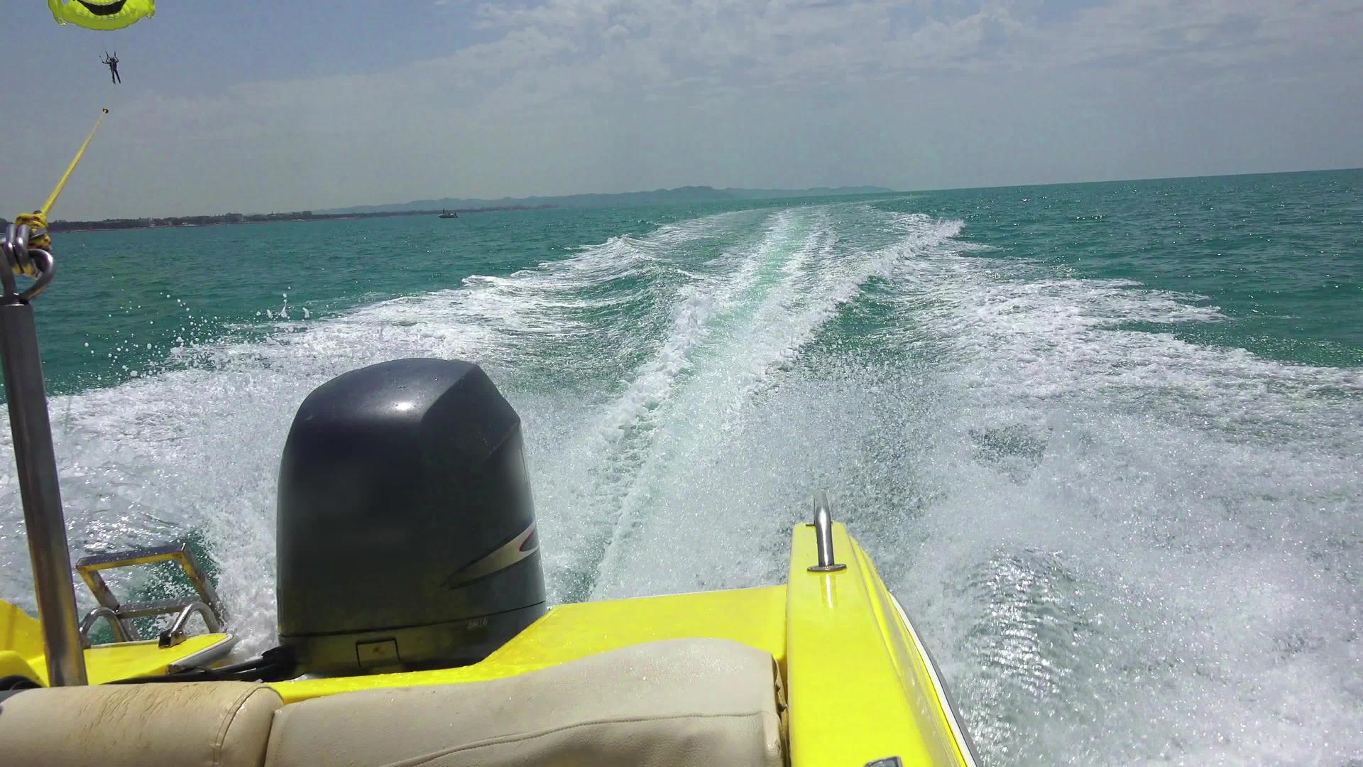 高速游艇船在海上降落伞时拖着游客Aforth第一视角视频的预览图