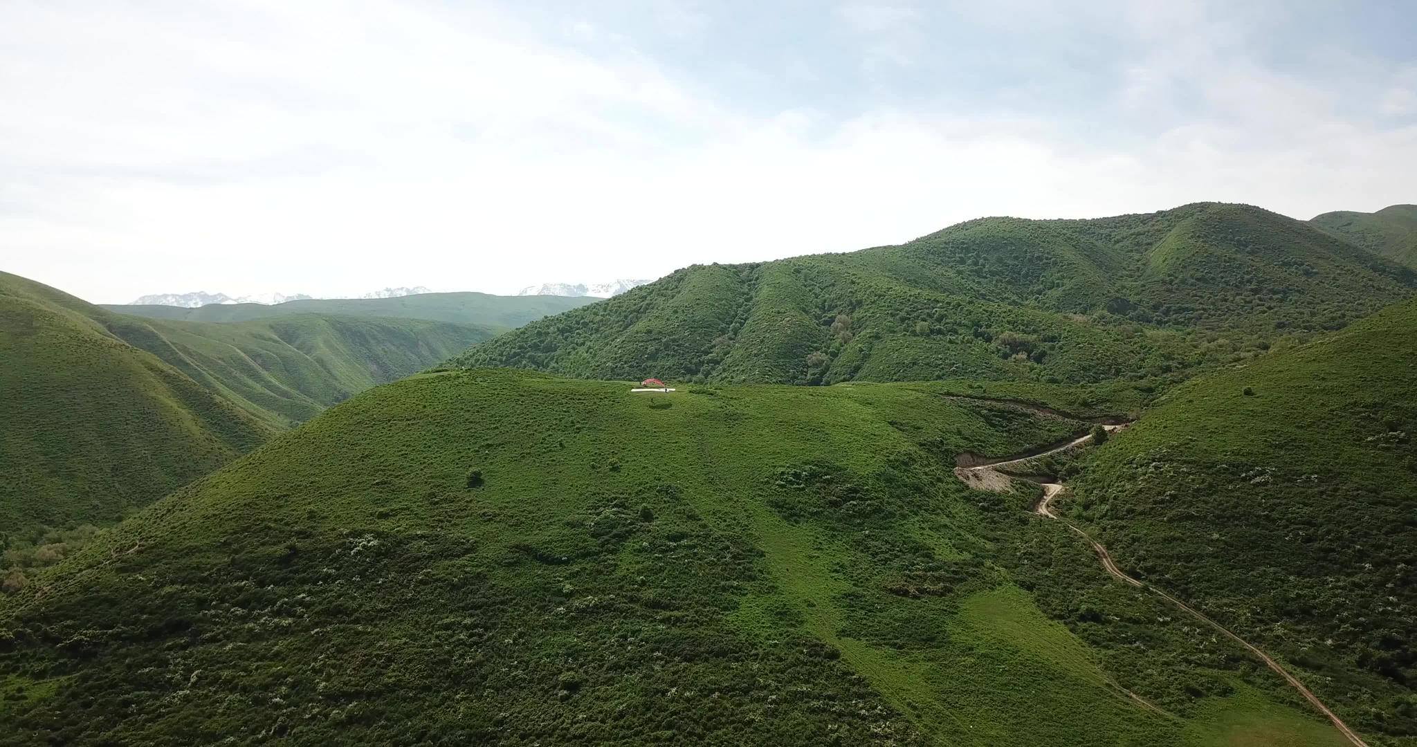 在山上滑翔绿地山视频的预览图