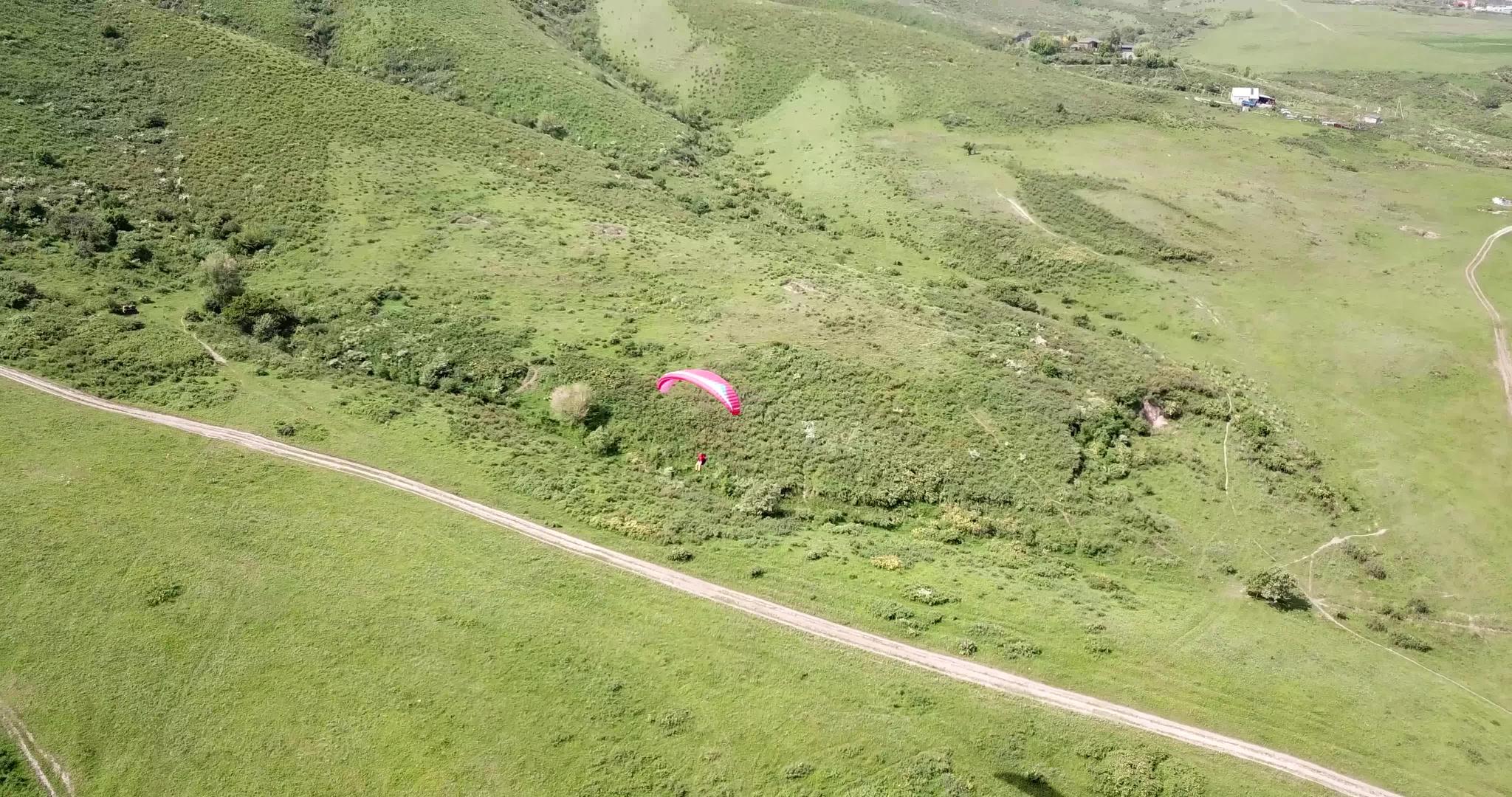 在山上滑翔绿地山视频的预览图
