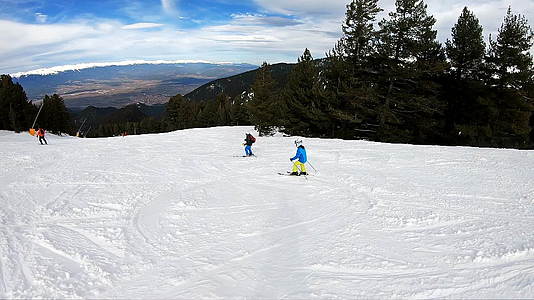 男孩在斜坡上滑雪冬季滑雪班视频的预览图