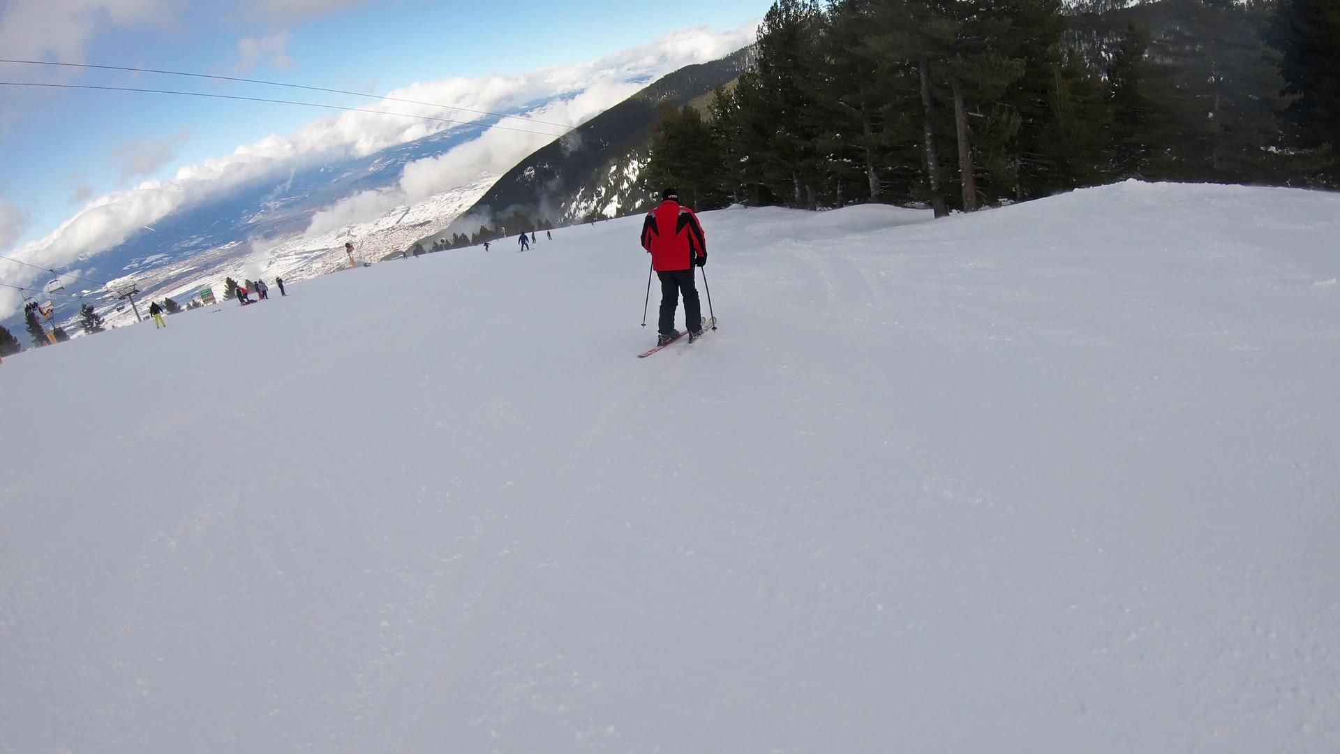 第一视角MOTIONFOLLOW成年快乐滑雪者享受假期视频的预览图