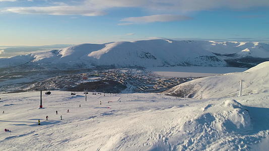 观察在阳光明媚的冬季天空中建立滑雪坡和滑雪坡视频的预览图