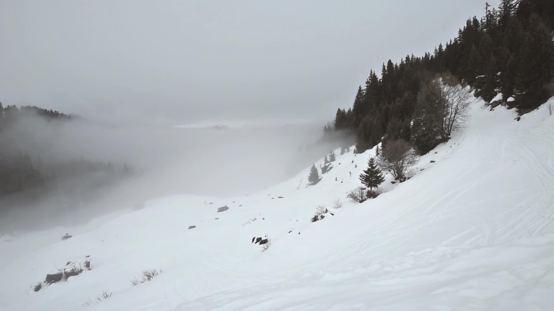 低云和高空俯视着山谷视频的预览图