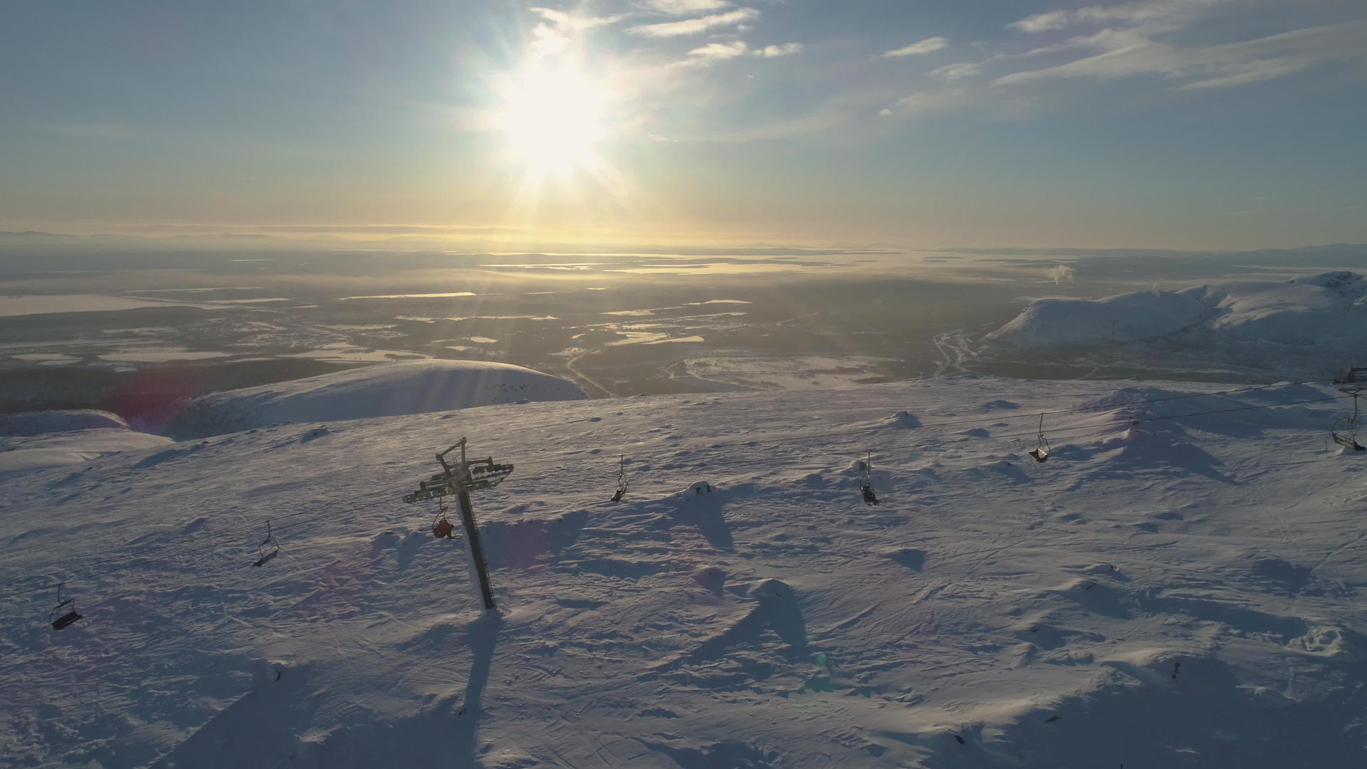 观察无人飞机在阳光明媚的冬天绕道飞行视频的预览图