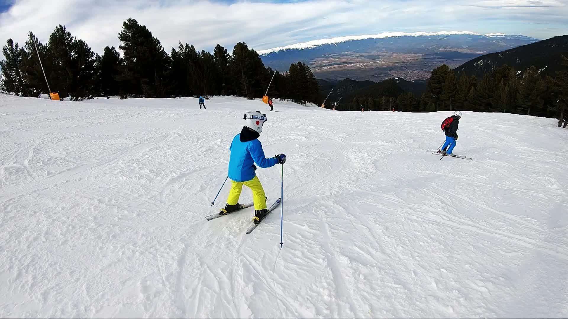 戴着头盔的小男孩在滑雪坡上慢慢移动视频的预览图