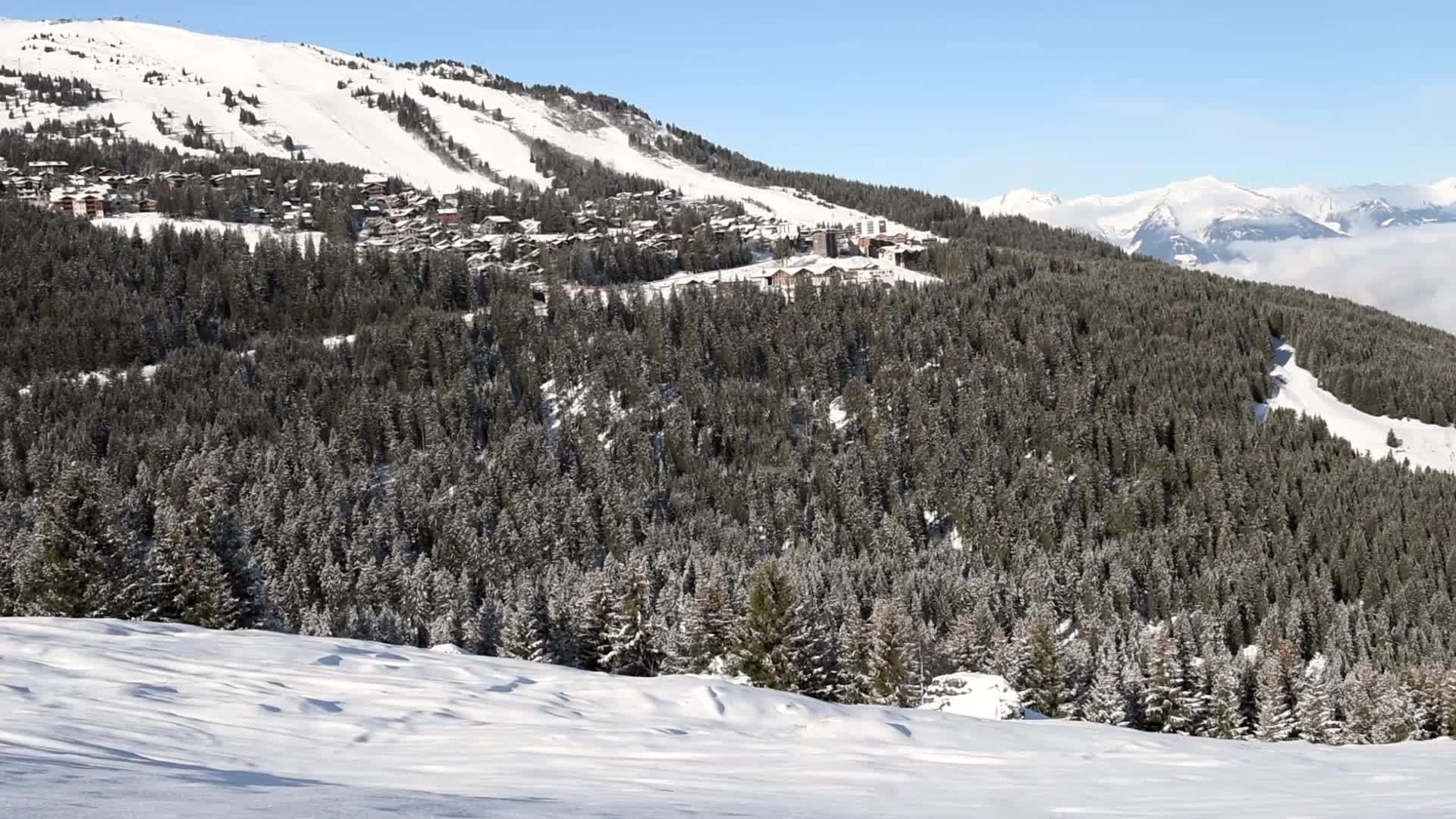 与山谷下的滑雪度假村一起视频的预览图