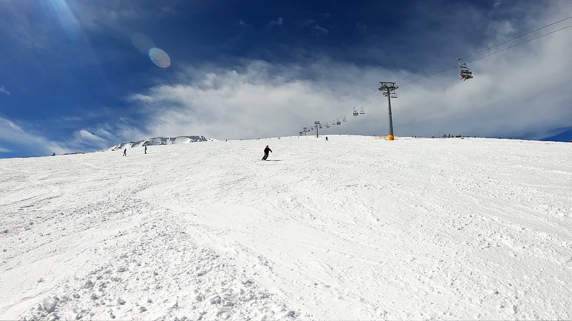 年轻人滑雪从雪上爬山停止了一天阳光明媚的超慢动作视频的预览图