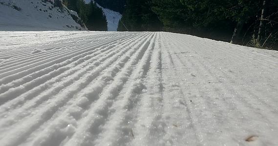 在滑雪坡上雪线是用雪线拍摄的视频的预览图