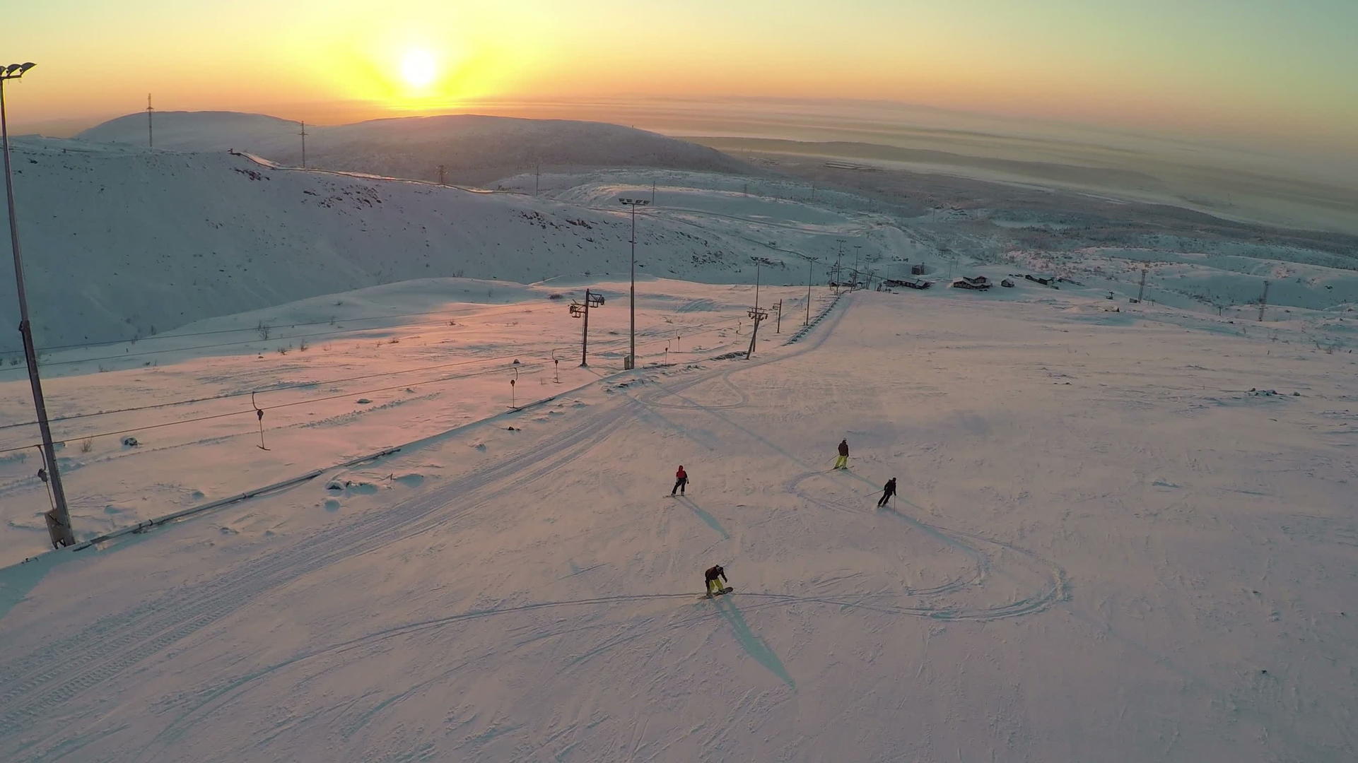 在斜坡上滑雪和滑雪视频的预览图