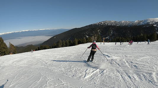女性滑雪者在滑雪路线上下沉视频的预览图