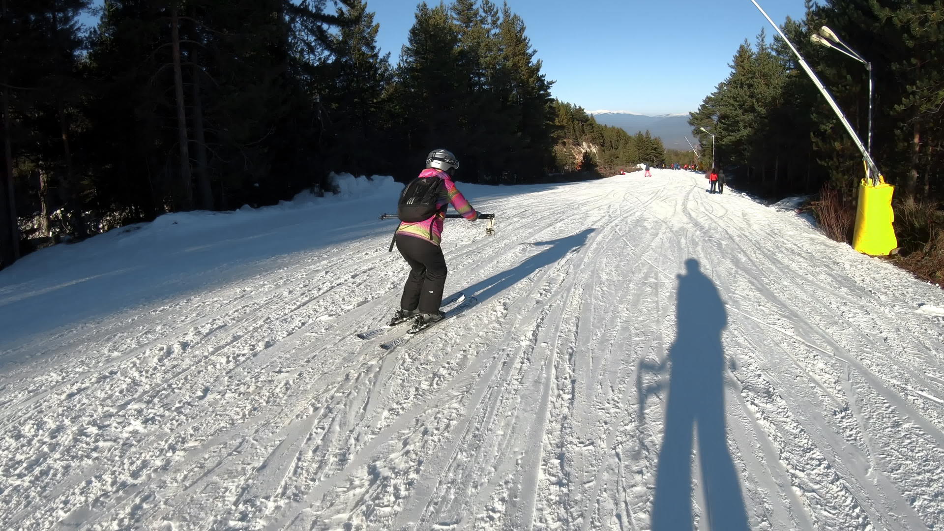 日落时在山坡上练习滑雪的女孩视频的预览图