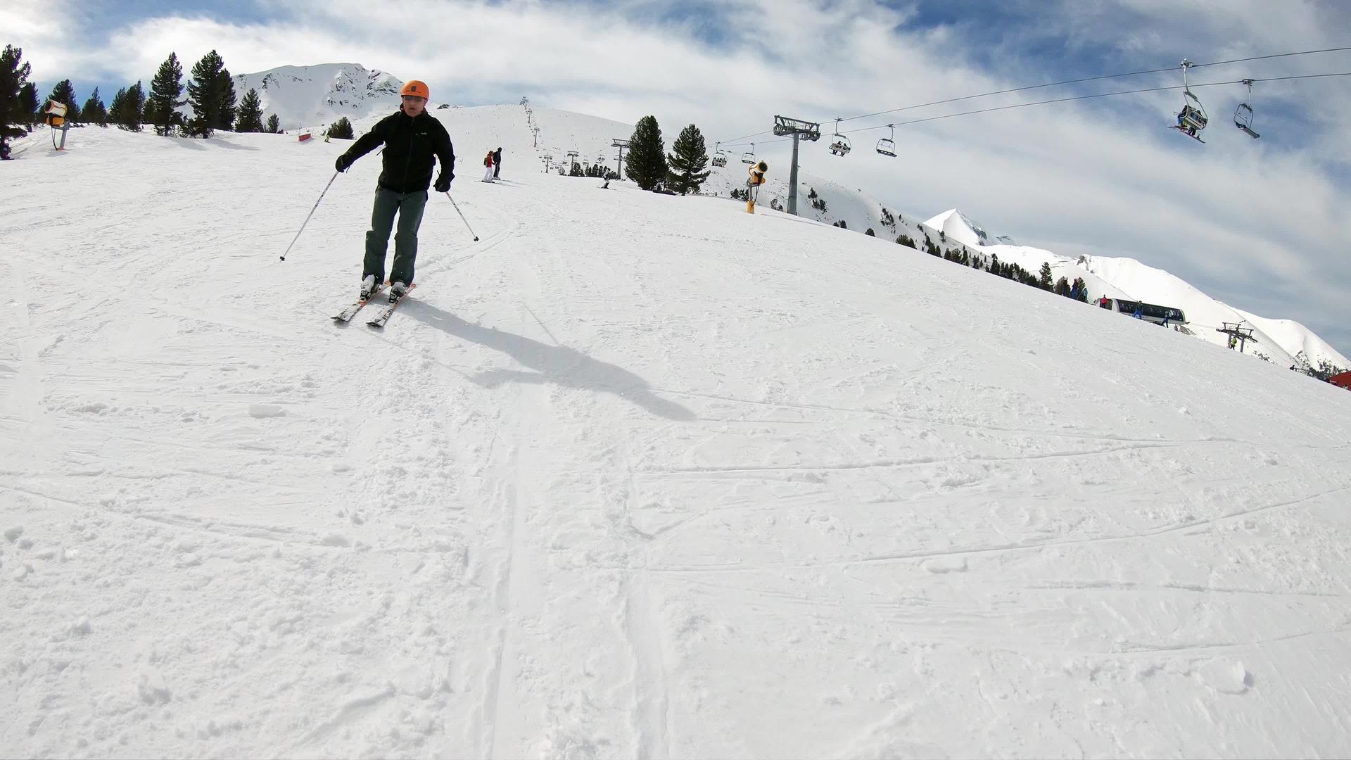 年轻男子在雪山下滑雪模型中释放慢动作视频的预览图