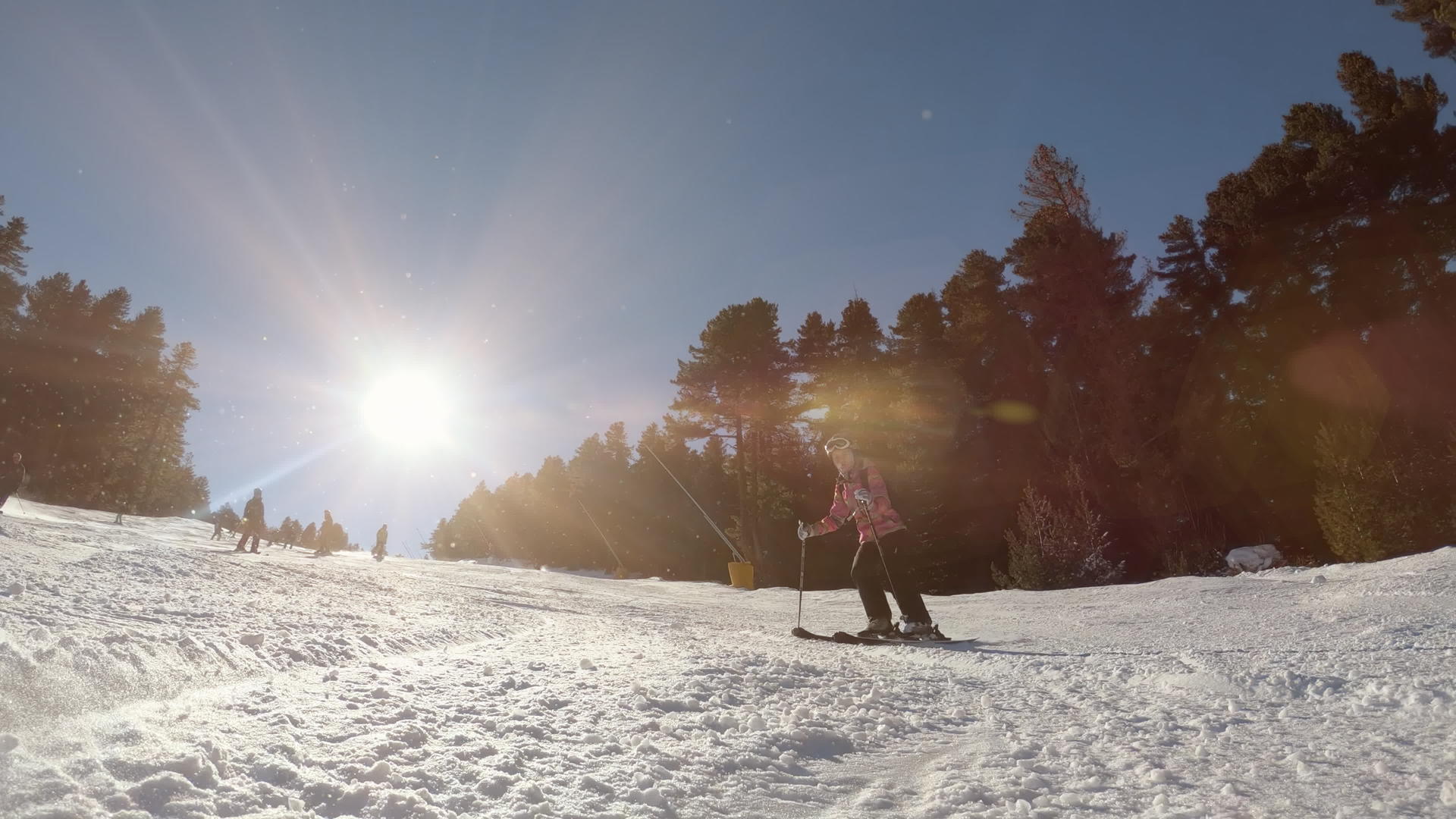 冬季运动娱乐活动在山坡上滑雪的小女孩；以及视频的预览图